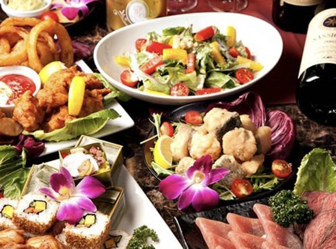 【10名様以上で豪華シャンパンタワー付】生ハムとローストビーフ、さらにオマールエビも付いた、贅沢なプレミアムコース♪