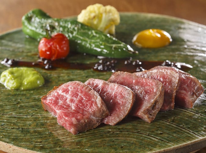 【定番！宮崎地鶏の炭火焼き付きプラン】立食でも着席でも可能で様々なシーンで使えます！