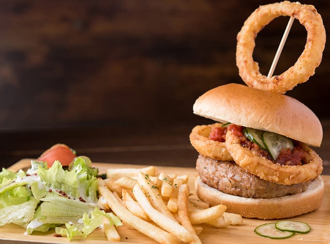 【ランチ限定】人気のバーガープレートが楽しめる♪