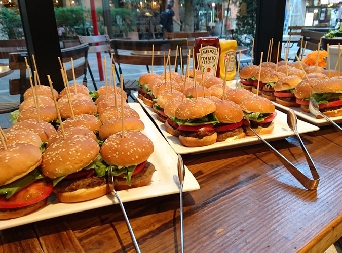 ボリューム満点！ハーブチキングリルや特製ミニバーガーデザートまで♪